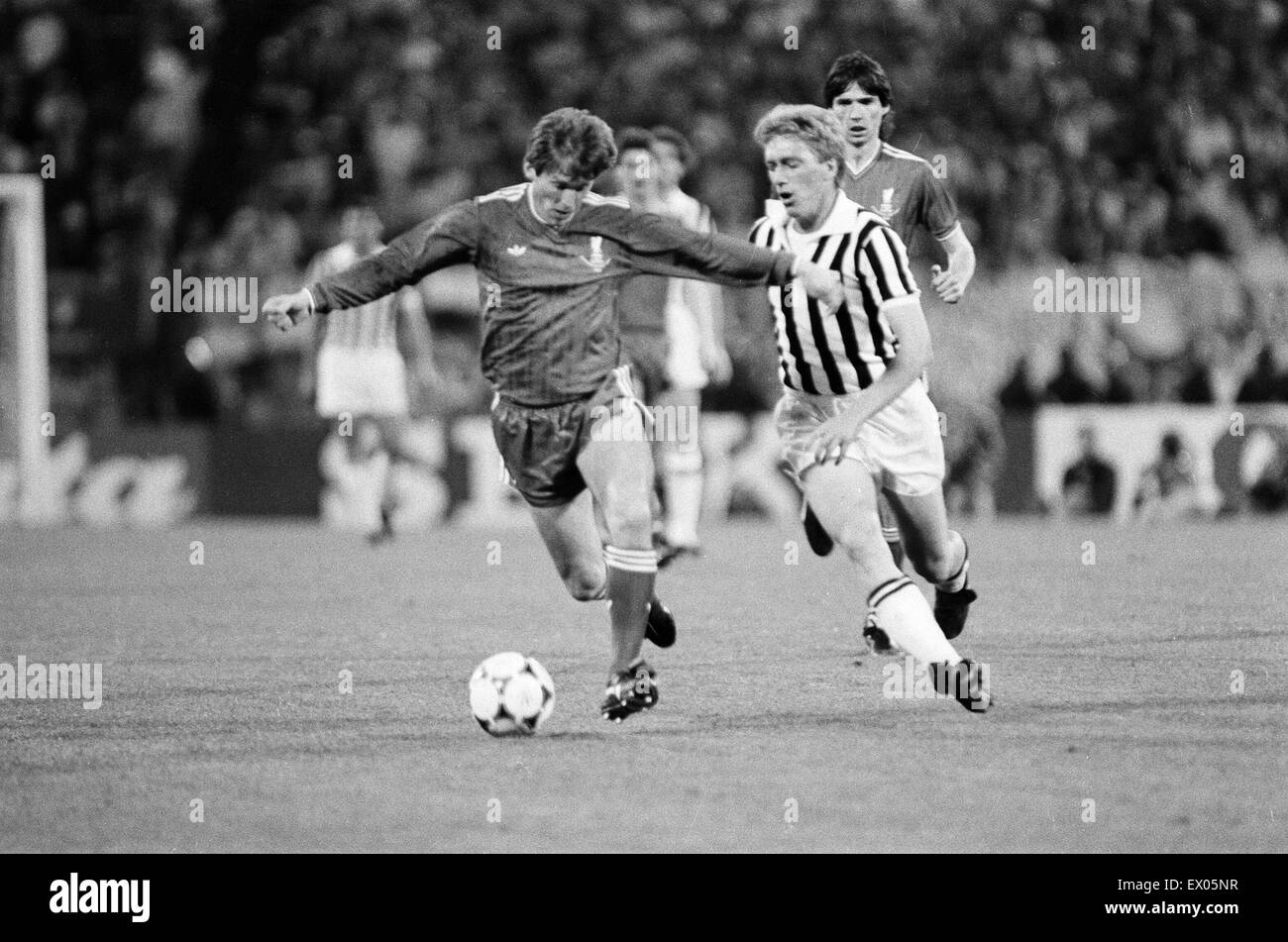 Juventus 1-0 Liverpool, 1985 European Cup Final, Heysel Stadium, Brussels, Belgium, Wednesday 29th May 1985. Match Action. Massimo Bonini of Juventus (right). Stock Photo
