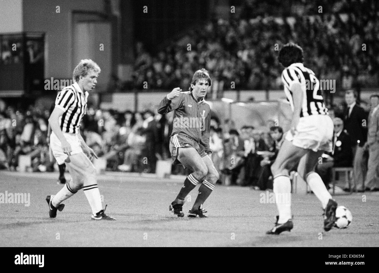 Juventus 1-0 Liverpool, 1985 European Cup Final, Heysel Stadium, Brussels, Belgium, Wednesday 29th May 1985. Match Action. Kenny Dalglish of Liverpool (centre). Stock Photo