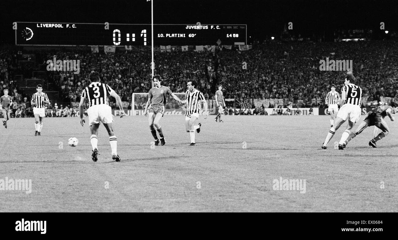 Juventus 1-0 Liverpool, 1985 European Cup Final, Heysel Stadium, Brussels, Belgium, Wednesday 29th May 1985. Match Action. Scoreboard in background. Alan Hansen Stock Photo