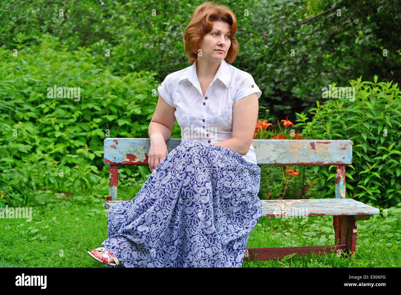 Stilettogirl michelle. женщина на лавочке в парке. женщина на скамейке. девушка сидит. стилетто эллисон.