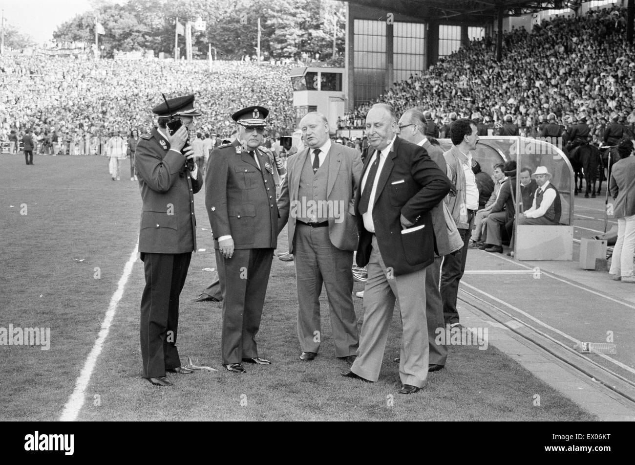 Juventus 1-0 Liverpool, 1985 European Cup Final, Heysel Stadium, Brussels, Wednesday 29th May 1985. Crowd Violence. Match Officials. Stock Photo