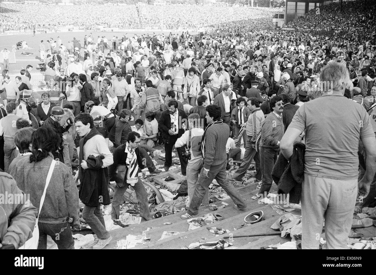 WARNING : GRAPHIC CONTENT Juventus v Liverpool, 1985 European Cup Final, Heysel Stadium, Brussels, Wednesday 29th May 1985. Heysel Stadium Disaster. 39 people, mostly Juventus fans, died when escaping missiles being thrown by both sets of fans across a na Stock Photo