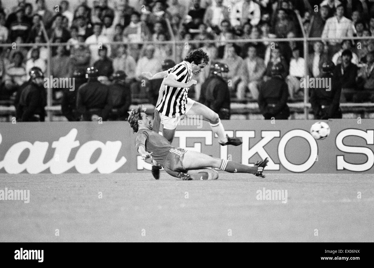 Juventus 1-0 Liverpool, 1985 European Cup Final, Heysel Stadium, Brussels, Belgium, Wednesday 29th May 1985. Match Action. Michel Platini & John Wark. Stock Photo