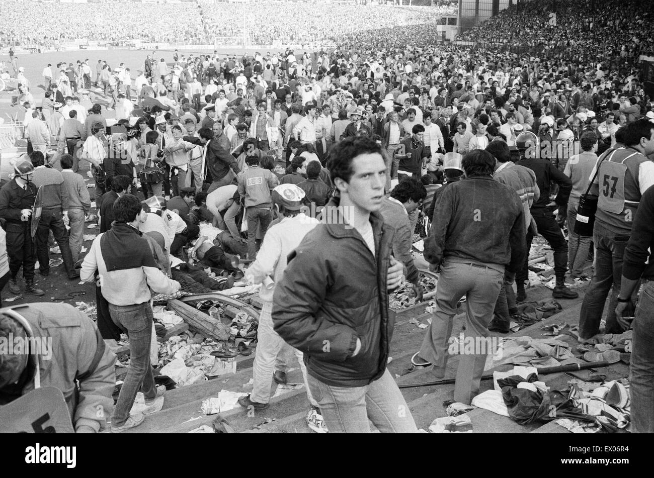 WARNING : GRAPHIC CONTENT Juventus v Liverpool, 1985 European Cup Final, Heysel Stadium, Brussels, Wednesday 29th May 1985. Heysel Stadium Disaster. 39 people, mostly Juventus fans, died when escaping missiles being thrown by both sets of fans across a na Stock Photo