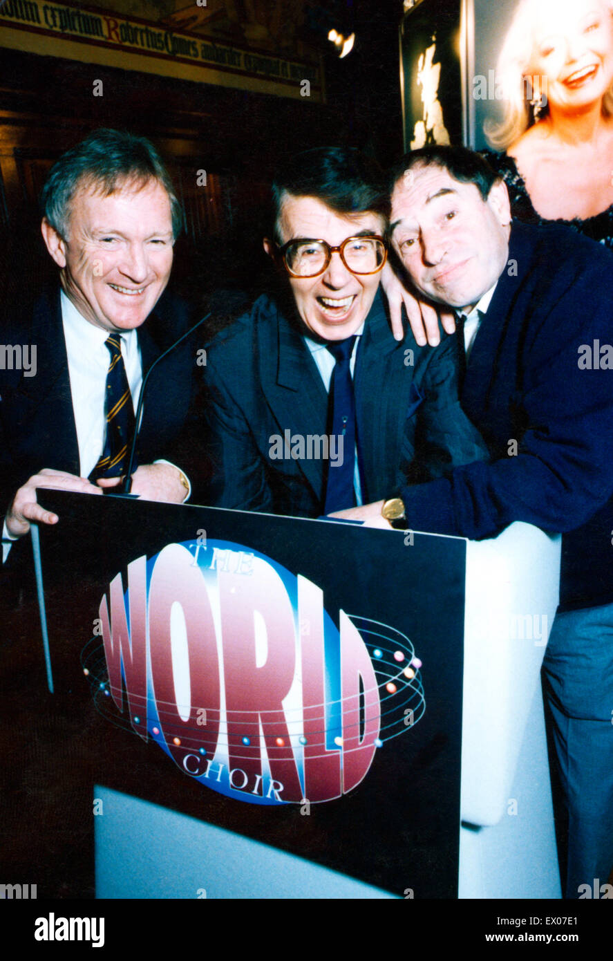The launch of the Cor World Choir event to be held at Cardiff Arms Park on the 23rd May 1992. The launch was held at Cardiff Castle, left to right are, organiser David Wyndham-Lewis, Leslie Crowther and Cliff Morgan former Welsh International and sports c Stock Photo