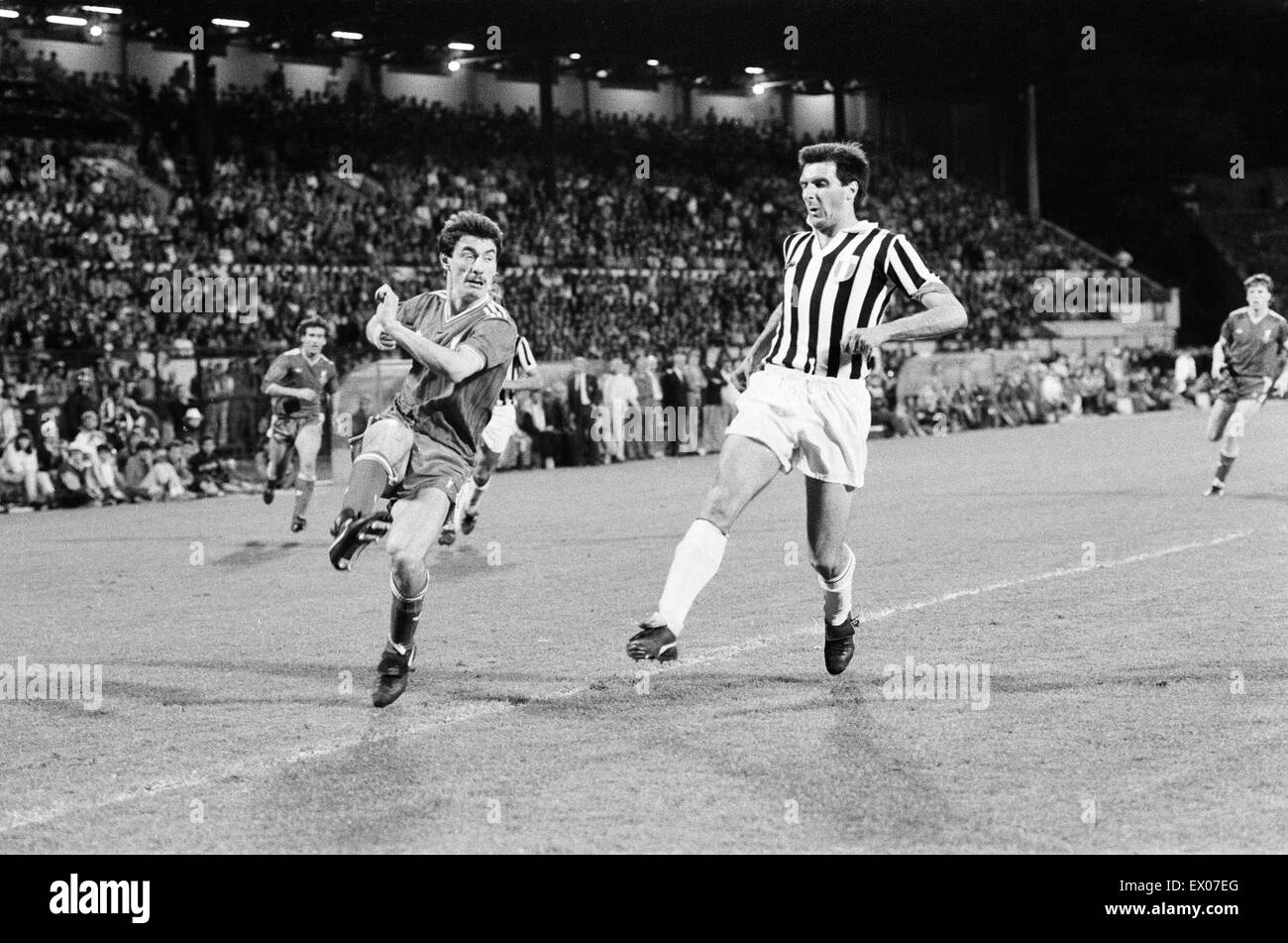 Juventus 1-0 Liverpool, 1985 European Cup Final, Heysel Stadium, Brussels, Belgium, Wednesday 29th May 1985. Match Action. Ian Rush of Liverpool (left). Stock Photo