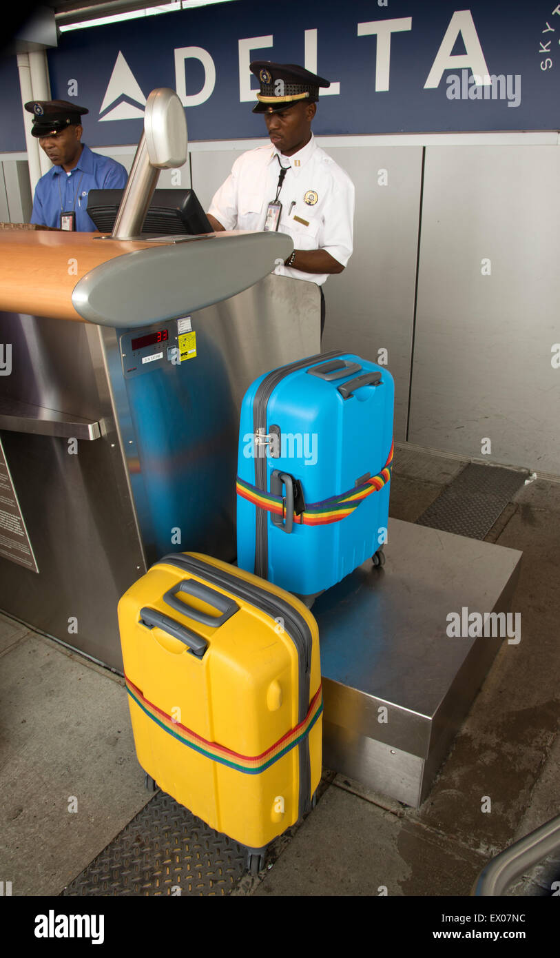 https://c8.alamy.com/comp/EX07NC/airline-kerbside-check-in-scales-with-suitcases-jfk-new-york-usa-EX07NC.jpg