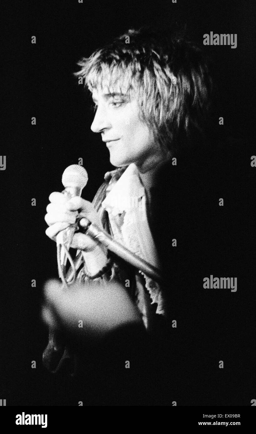 Rod Stewart performing on stage at the Odeon in Birmingham 30th November 1976 Stock Photo