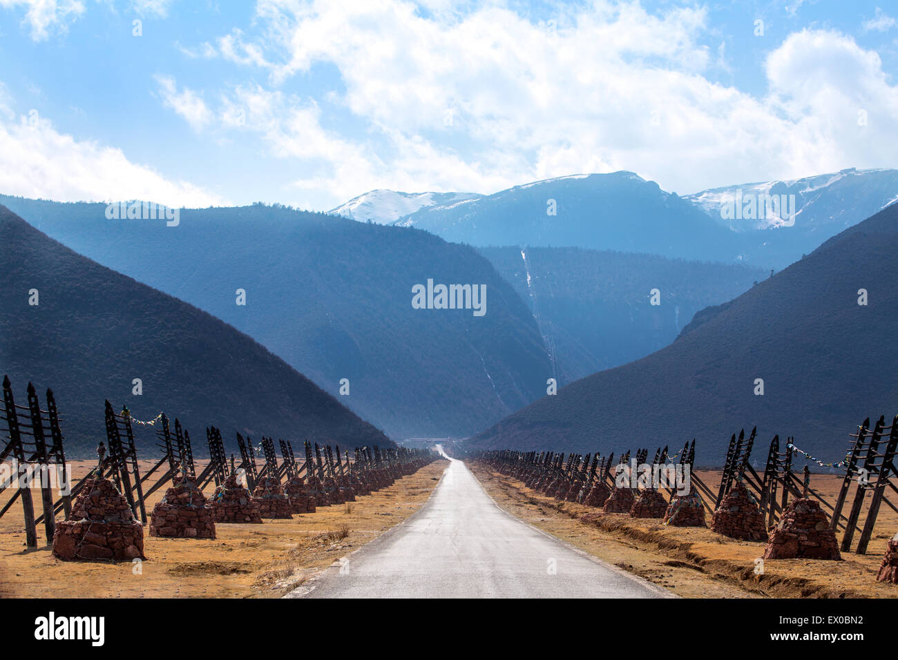 Yunnan road hi-res stock photography and images - Alamy