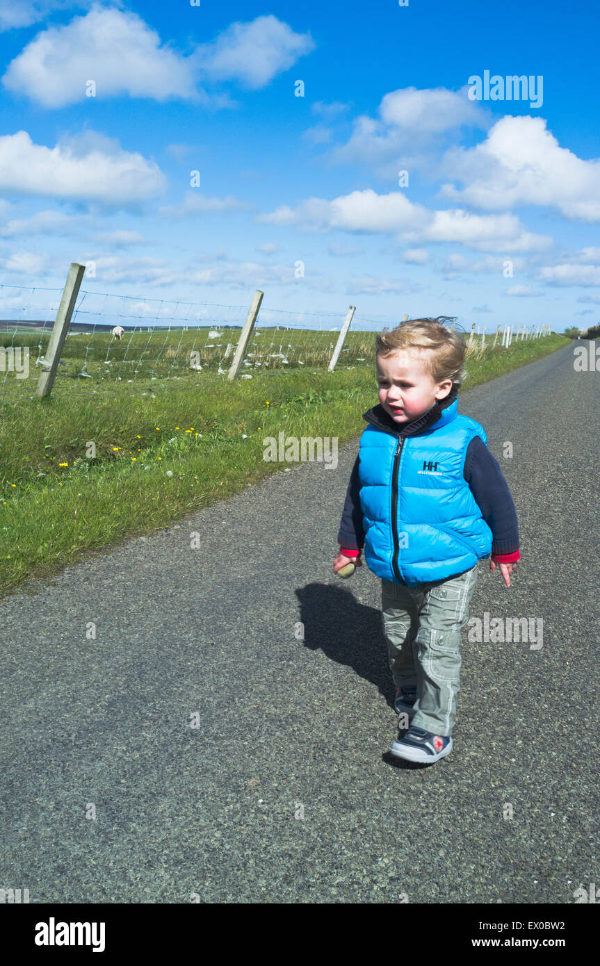 dh Young Child CHILDREN UK Boy walking country lane 2 year old alone countryside Stock Photo