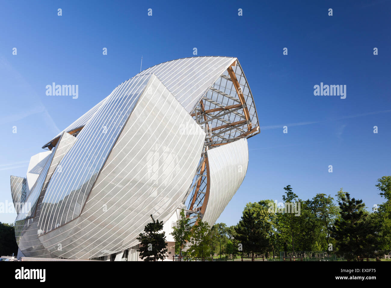 Fondation Louis Vuitton, Bois de Boulogne, France. East elevation of building Stock Photo -