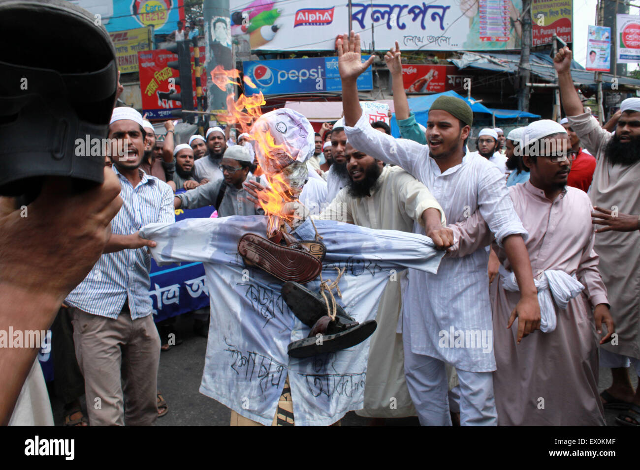 Dhaka, Bangladesh. 03rd July, 2015. Hefazat-e-Islam and other Islamic party made protest after Jumma prayer demanding re-arrest of sacked former minister Abdul Latif Siddique in front of Baitul Mokarram Mosque in Dhaka on 03rd July 2015. The protesters chanted slogans demanding the re-arrest and capital punishment of Latif Siddique for his derogatory comments, hurting religious sentiment of Muslims. On last Monday, sacked minister Abdul Latif Siddiqui was released on bail from Dhaka Central Jail in ten cases for hurting religious sentiments. Credit:  zakir hossain chowdhury zakir/Alamy Live Ne Stock Photo