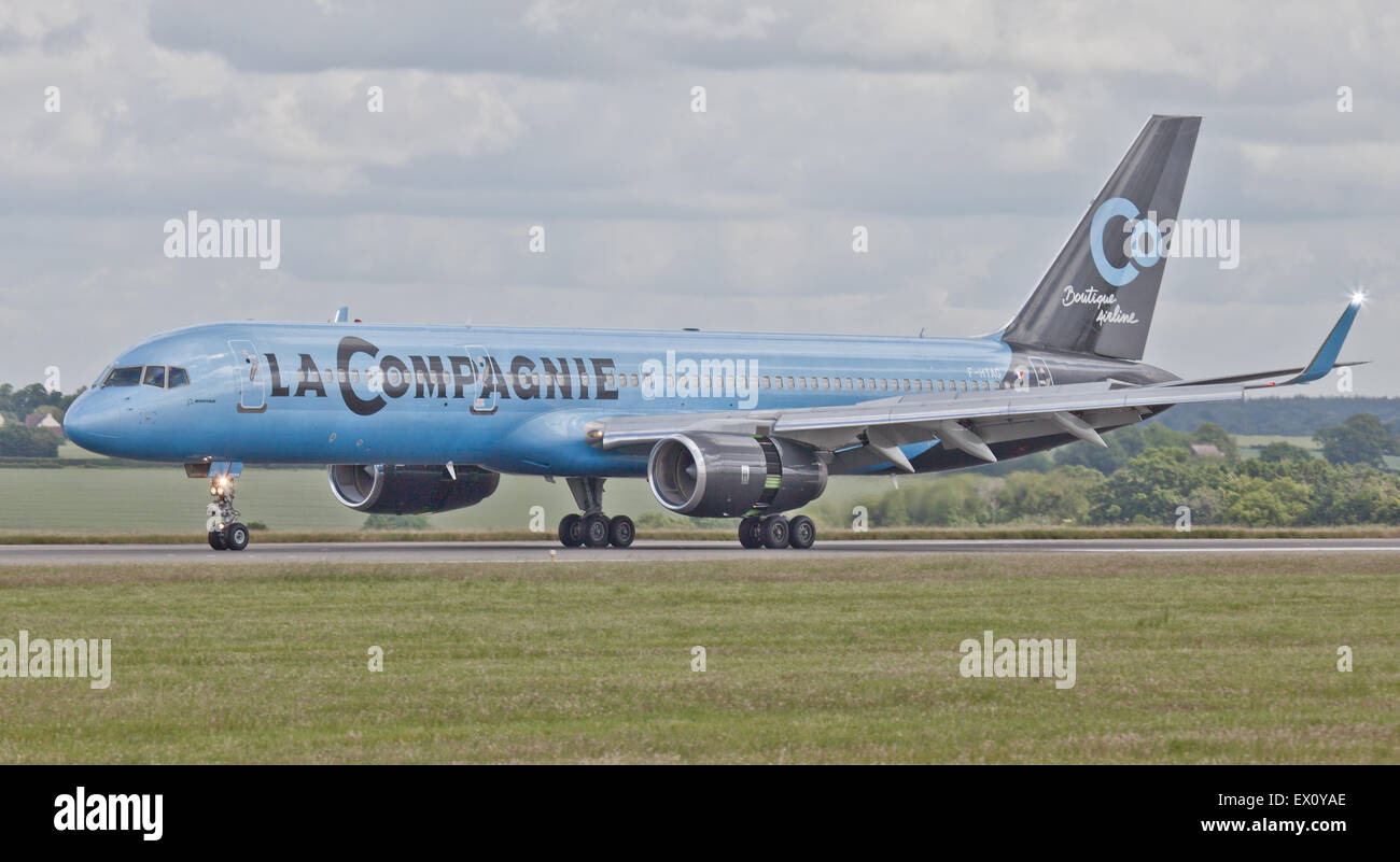 La Compagnie Boeing 757 F-HTAG landing at London-Luton Airport LTN Stock Photo