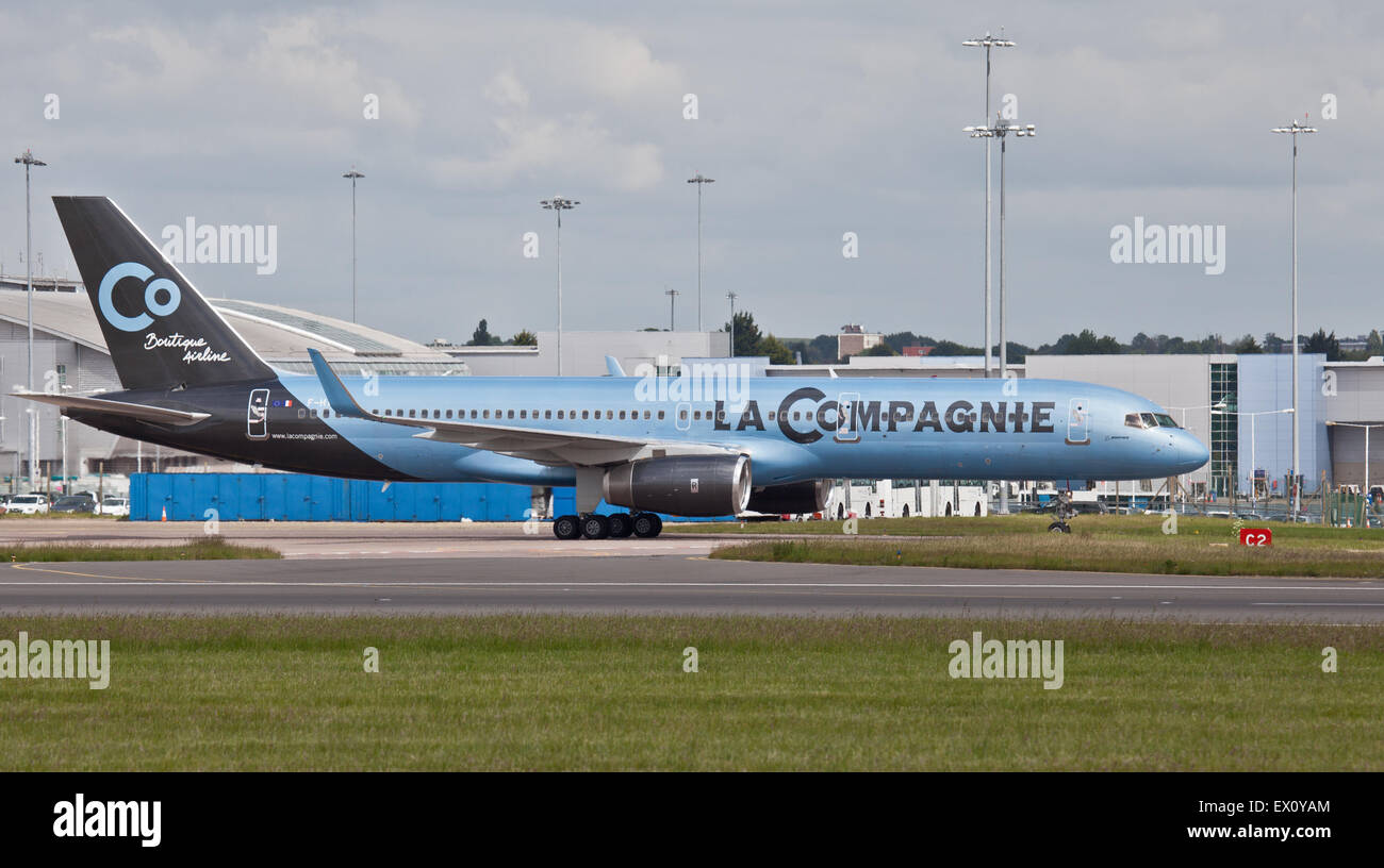 La Compagnie Boeing 757 F-HTAG landing at London-Luton Airport LTN Stock Photo