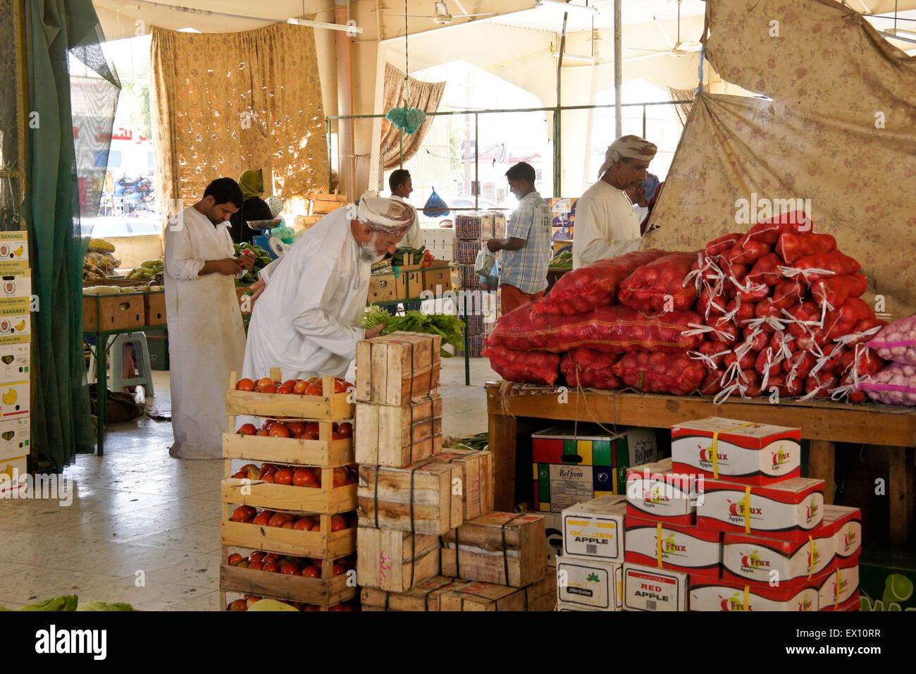 Bedu (Bedouin) people at produce market in Sinaw, Oman Stock Photo