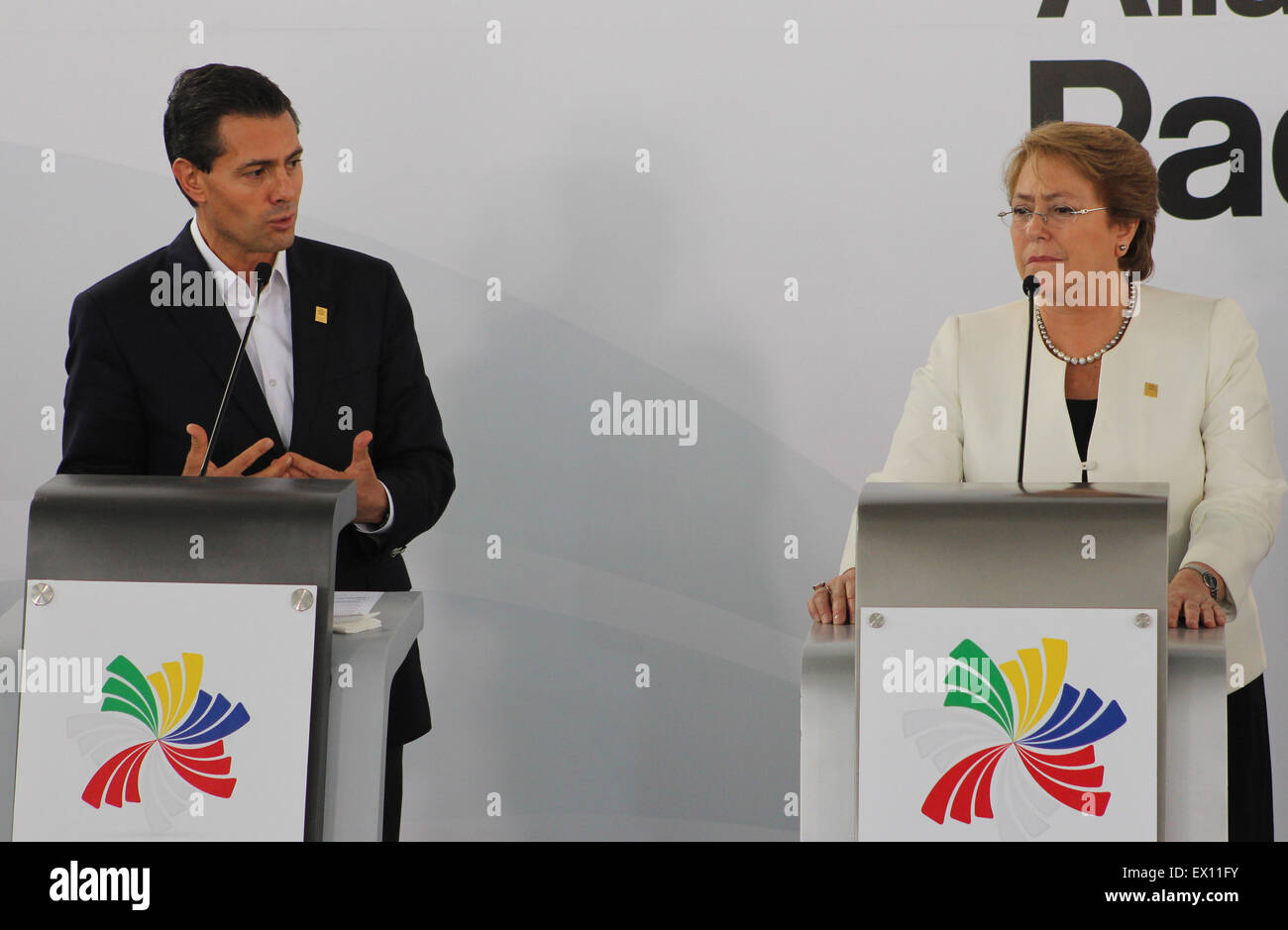 Paracas, Peru. 3rd July, 2015. Mexican President Enrique Pena Nieto (L) and Chilean President Michelle Bachelet take part in a press conference held in the framework of the 10th Pacific Alliance Summit, in Paracas, Peru, on July 3, 2015. Credit:  Luis Camacho/Xinhua/Alamy Live News Stock Photo