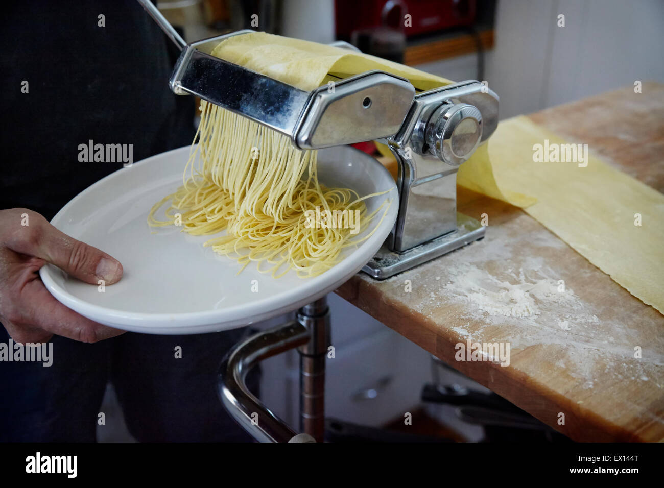 https://c8.alamy.com/comp/EX144T/making-homemade-pasta-with-pasta-machine-EX144T.jpg