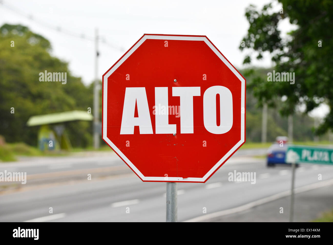 close-up-of-a-stop-sign-in-spanish-before-an-intersection-stock-photo