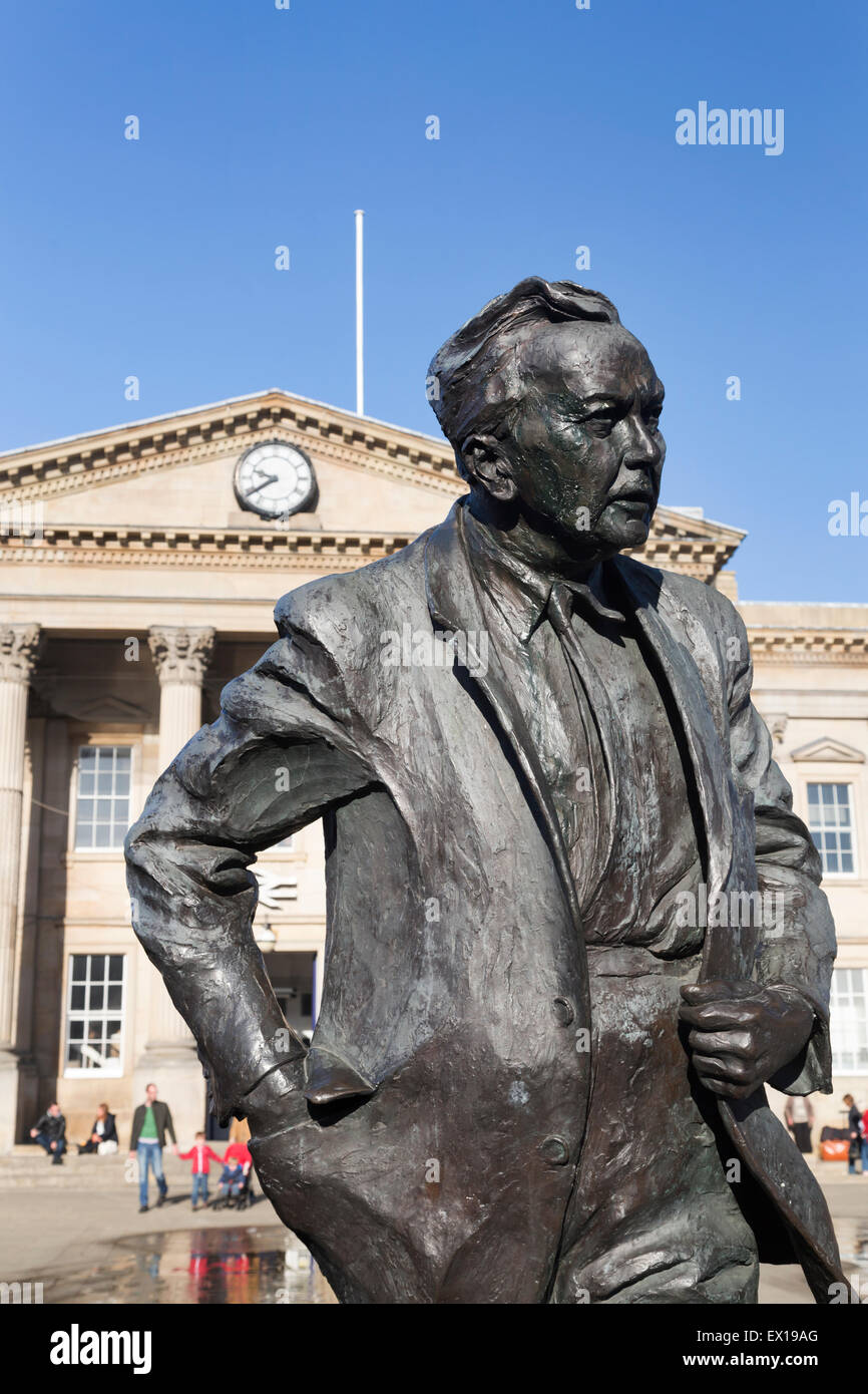 UK, Huddersfield, Train Station and statue of Harold Wilson in St
