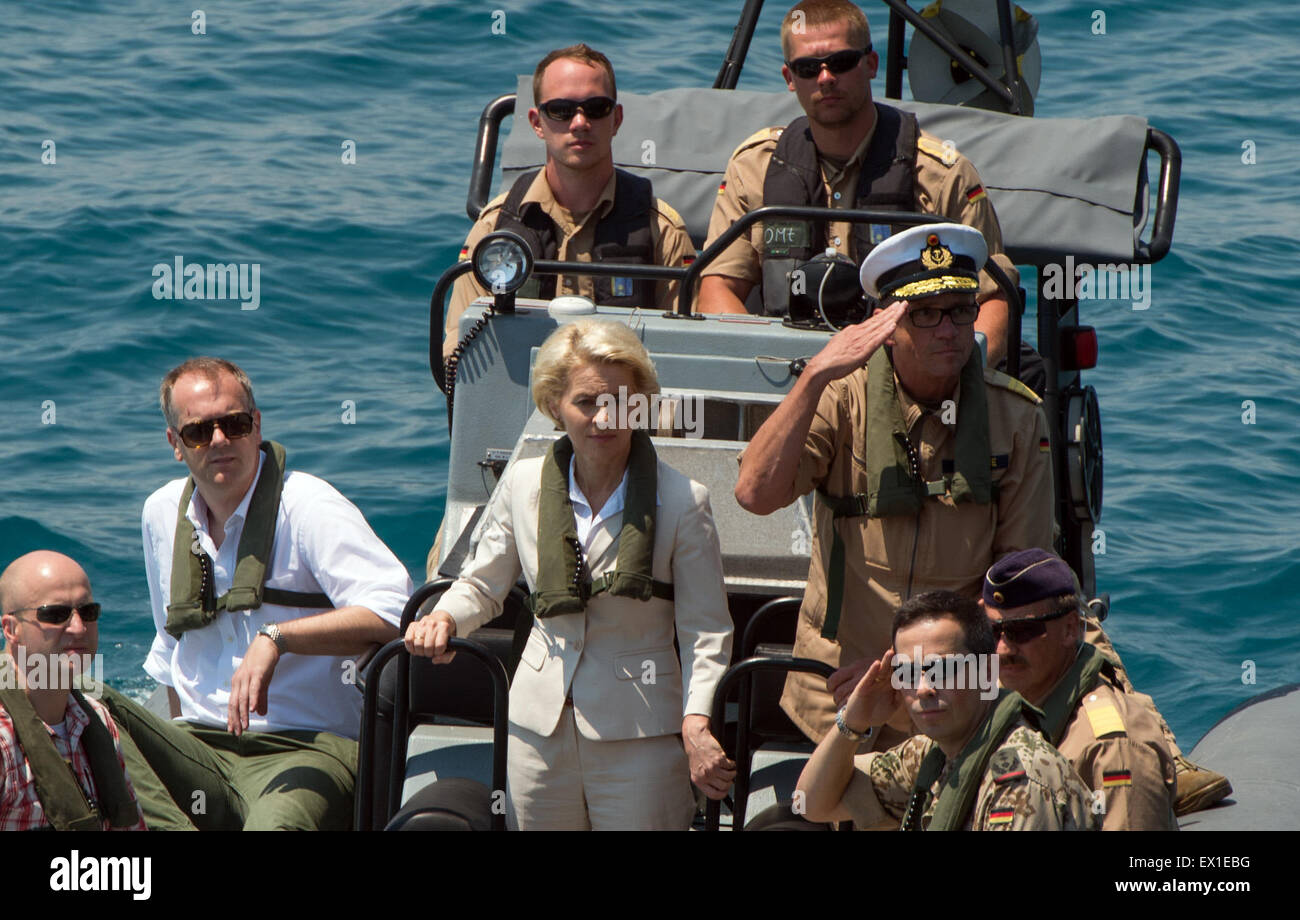 Sicily, Italy. 4th July, 2015. German Defence Minister Ursula von der Leyen (CDU) takes a speedboat on her way to visit the "Seenotrettung MED" (lit. sea rescue MED) Bundeswehr mission on the frigate "Schleswig-Holstein", off the coast of Sicily, Italy, 4 July 2015. Photo: SOEREN STACHE/DPA/Alamy Live News Stock Photo