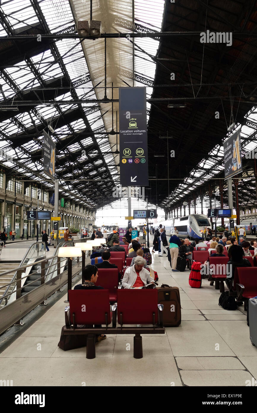 Passengers at Gare de Lyon, interior, mainline railway station waiting  terminal, building in Paris, France Stock Photo - Alamy