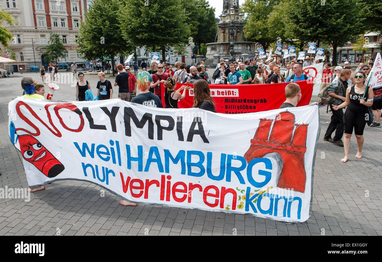 Hamburg, Germany. 4th July, 2015. Demonstrators from the Nolympia movement holds a banner that reads 'Nolympia, weil Hamburg nur verlieren kann' (lit. Nolympia, because Hamburg can only lose) to protest against Hamburg's bid to host the games in Hamburg, Germany, 4 July 2015. Photo: MARKUS SCHOLZ/DPA/Alamy Live News Stock Photo
