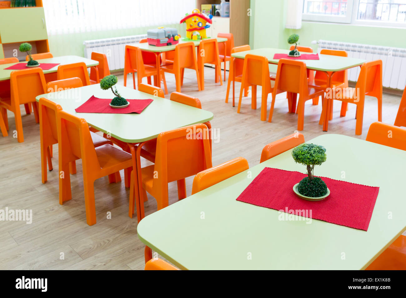 https://c8.alamy.com/comp/EX1K8B/kindergarten-classroom-with-small-chairs-and-tables-for-the-kids-EX1K8B.jpg