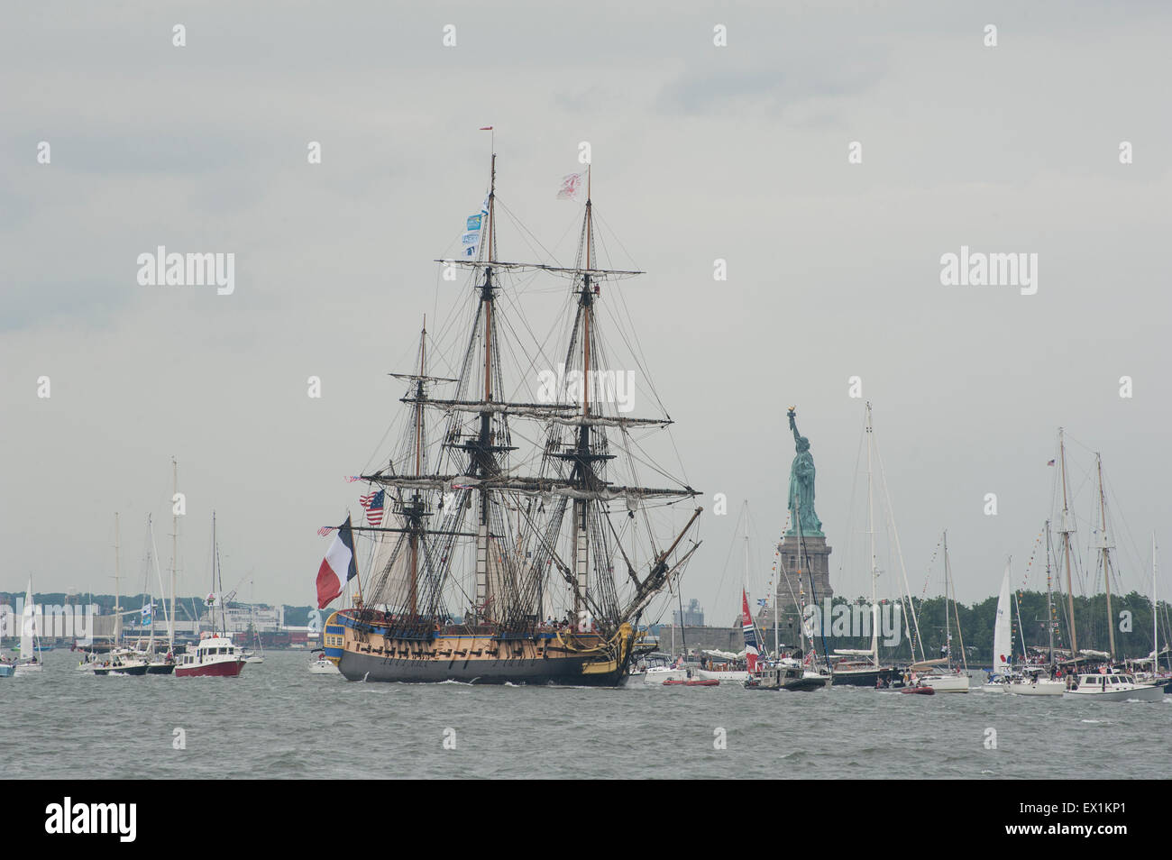 New York, New York, USA. 04th July, 2015. Hermione passing the Statue of Liberty in New York Harbor on Independence Day, July 4, 2015. The ship is a replica of the one that brought the Marquis de Lafayette to the U.S. colonies in March 1780, where he offered French aid to General George Washington. The Statue of Liberty was a gift to the United States from France. Credit:  Terese Loeb Kreuzer/Alamy Live News Stock Photo