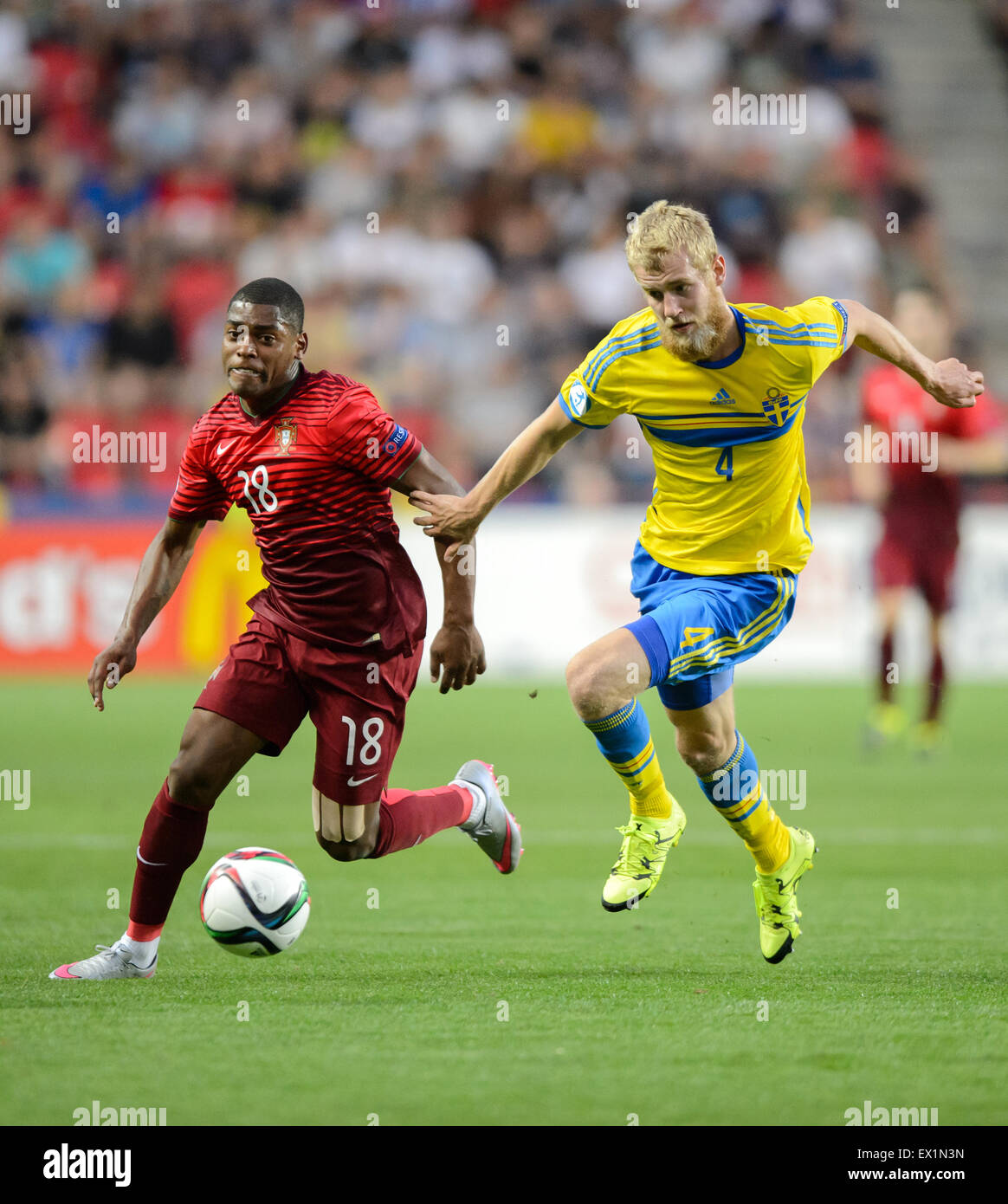 Prague, Czech Republic. 30th June, 2015. Portugal's Ivan Cavaleiro (red) and Sweden's Filip Helander vie for the ball during the UEFA Under-21 European Championships 2015 final soccer match between Sweden and Portugal in Prague, Czech Republic, 30 June 2015. Photo: Thomas Eisenhuth/dpa - NO WIRE SERVICE -/dpa/Alamy Live News Stock Photo