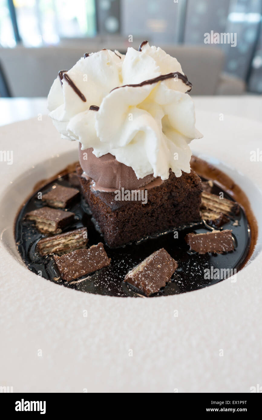 Chocolate fudge cake ice cream hi-res stock photography and images - Alamy