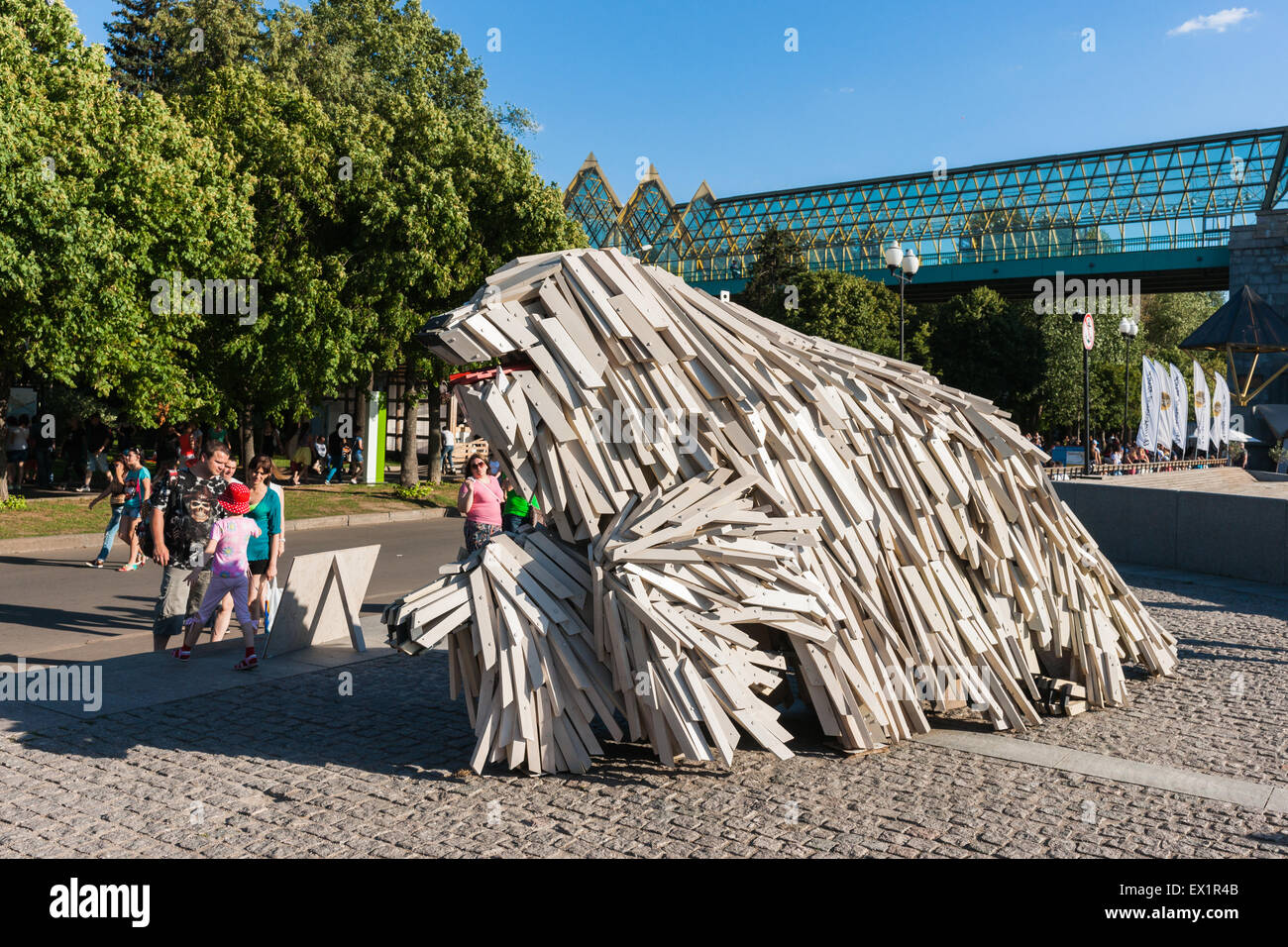 Moscow, Russia. 4th July, 2015. Hot weekend in Moscow, Russia. The temperature is about +30 degrees Centigrade (86F). This is really hot for Moscow. People prefer to spend the weekend in the country or by the water in city parks. Komondor Power sculpture on Pushkin's embankment of Moscow Gorky Park. Made by sculptor Gabor Miklos Szoke. Komondor is the ancient breed of Hungarian sheepdog. Credit:  Alex's Pictures/Alamy Live News Stock Photo