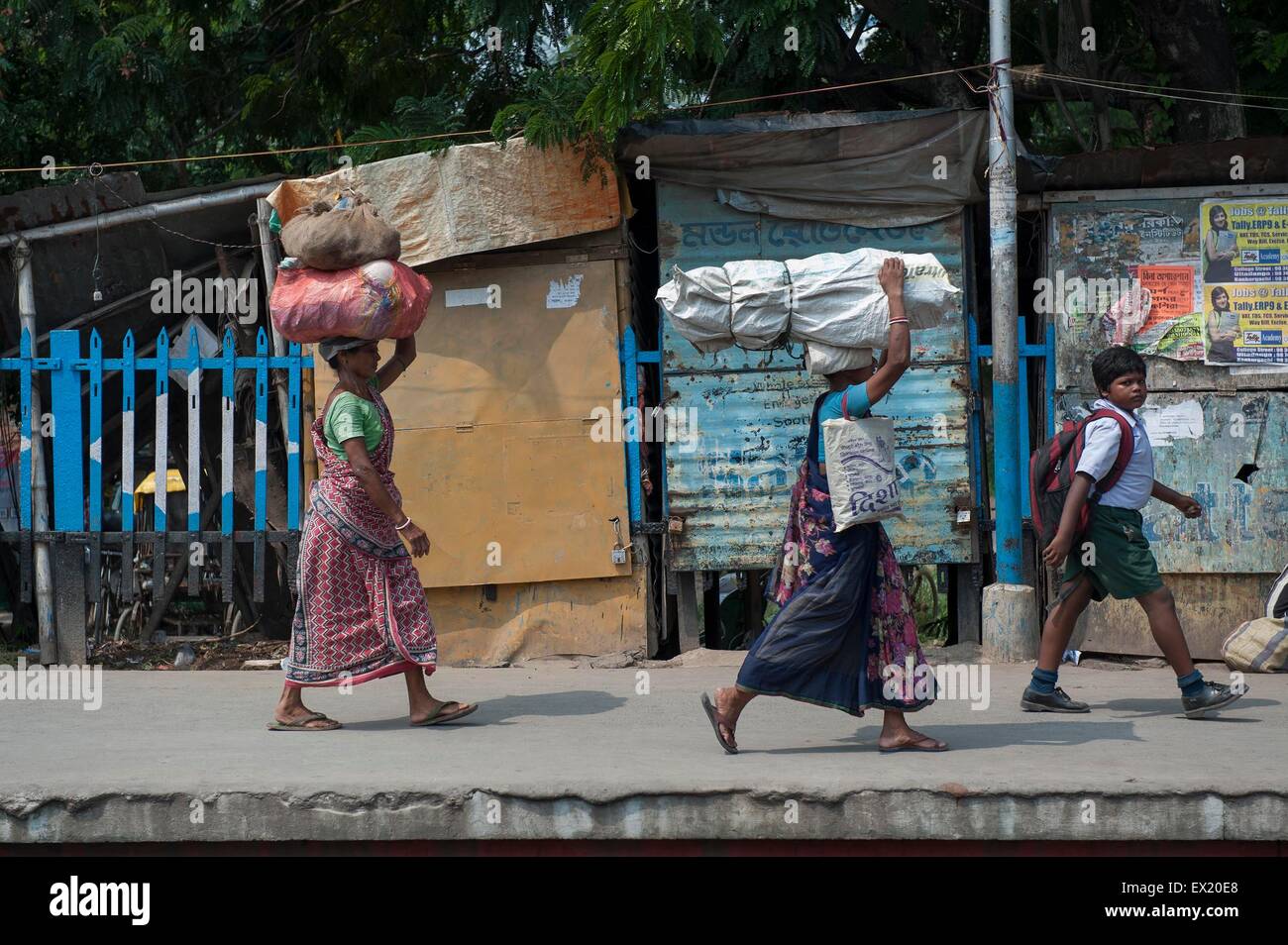 Kolkata, Indian state West Bengal. 4th July, 2015. Indian village women carry heavy loads in Kolkata, capital of eastern Indian state West Bengal, July 4, 2015. India has released new socio-economic and caste census data which covers the period between 2011 and 2013 to show the wealth, living conditions and other details of the country's 1.2 billion people. Nearly one third are landless, and half derive their income mainly from manual labor. © Tumpa Mondal/Xinhua/Alamy Live News Stock Photo