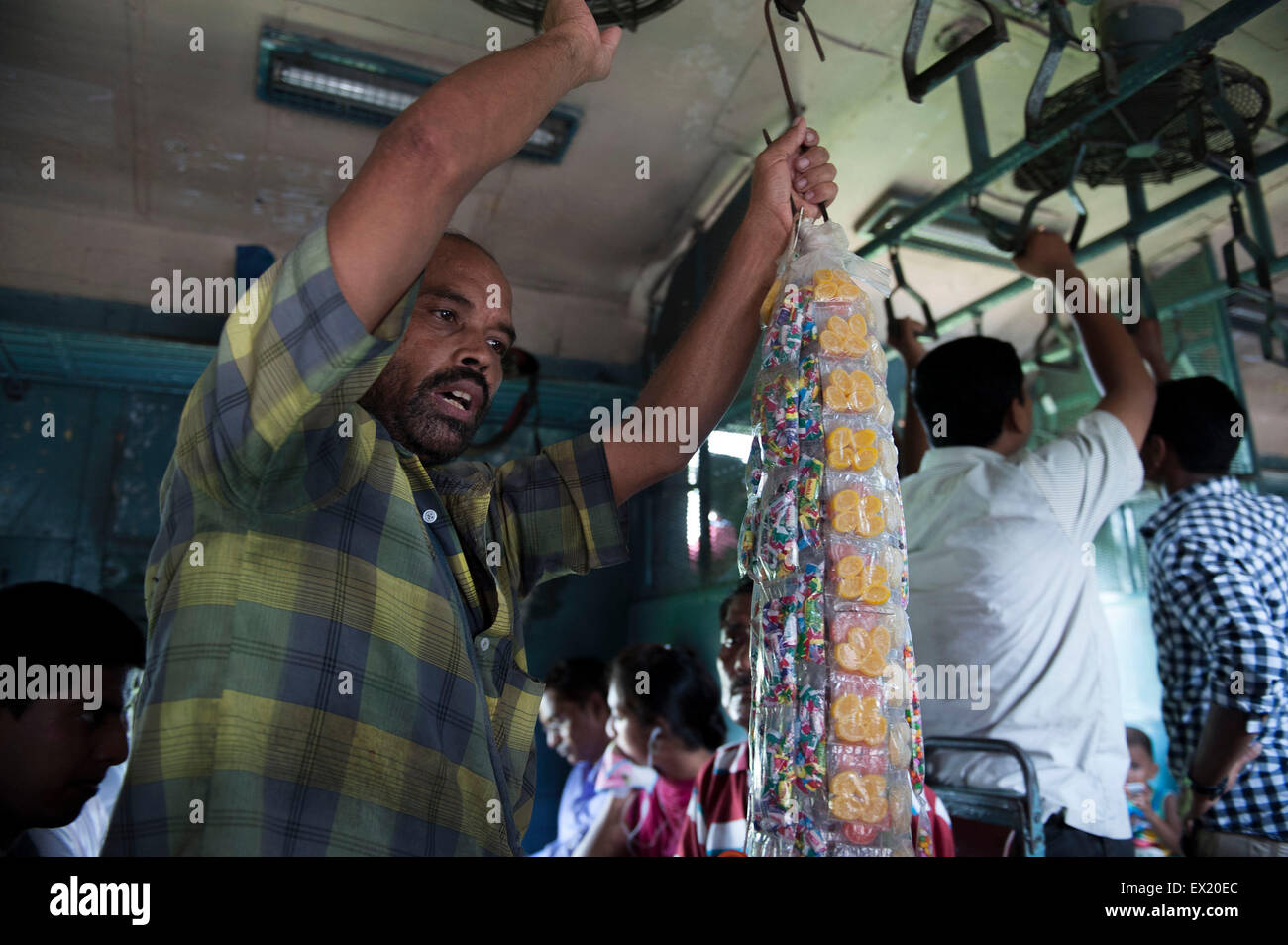 Kolkata, Indian state West Bengal. 4th July, 2015. An Indian hawker sells stuff on a train in Kolkata, capital of eastern Indian state West Bengal, July 4, 2015. India has released new socio-economic and caste census data which covers the period between 2011 and 2013 to show the wealth, living conditions and other details of the country's 1.2 billion people. Nearly one third are landless, and half derive their income mainly from manual labor. © Tumpa Mondal/Xinhua/Alamy Live News Stock Photo