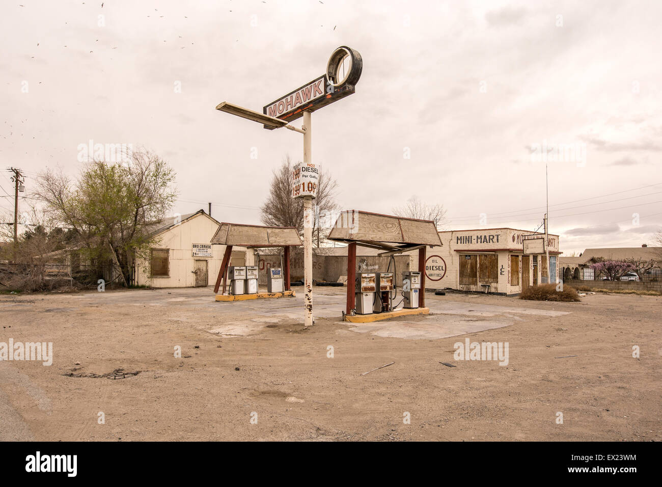 An old, abandoned Mohawk gas station off old Route 66 Stock Photo Alamy