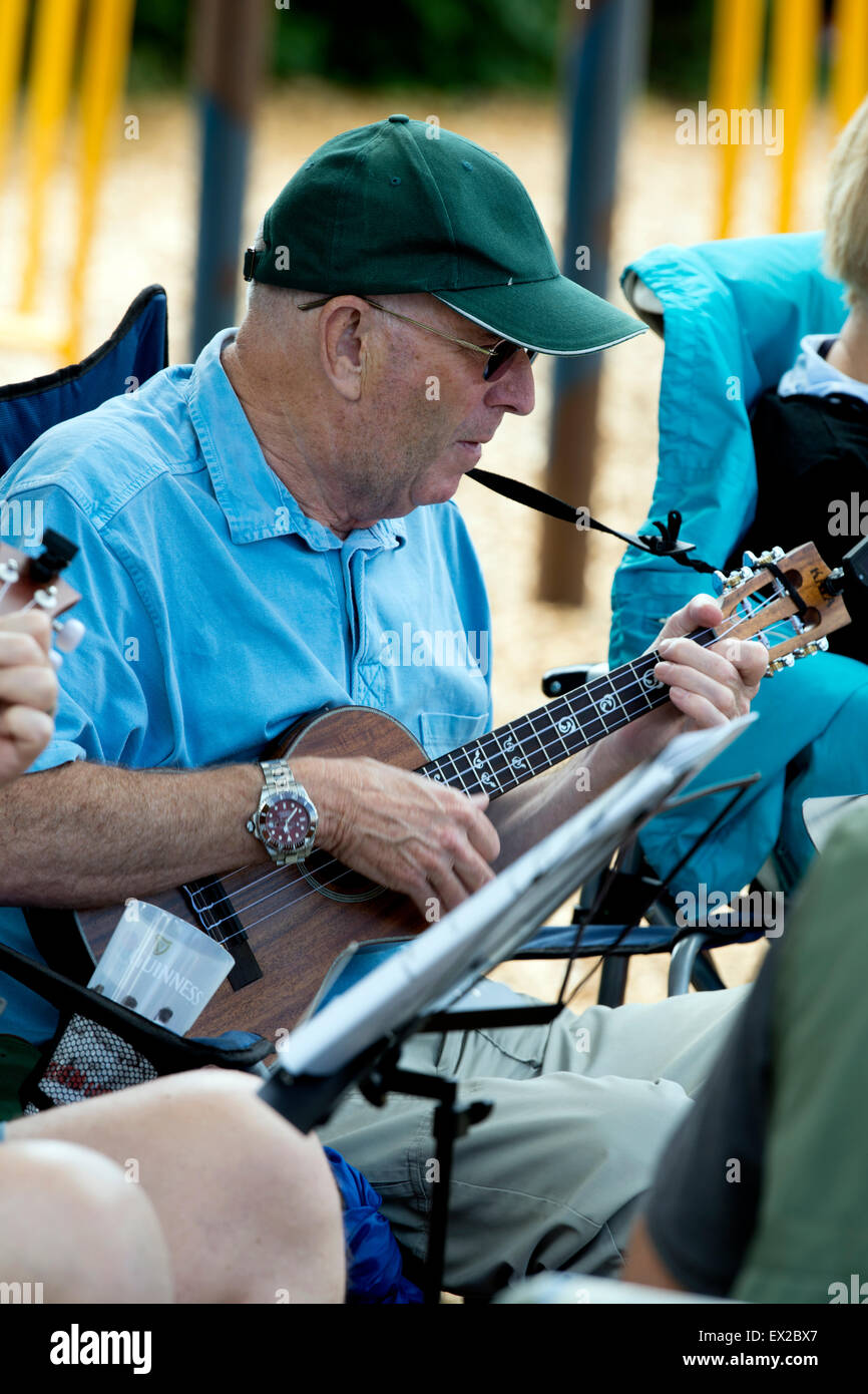 Leamington Spa, Warwickshire, England, UK. 4th July 2015. Fans of the