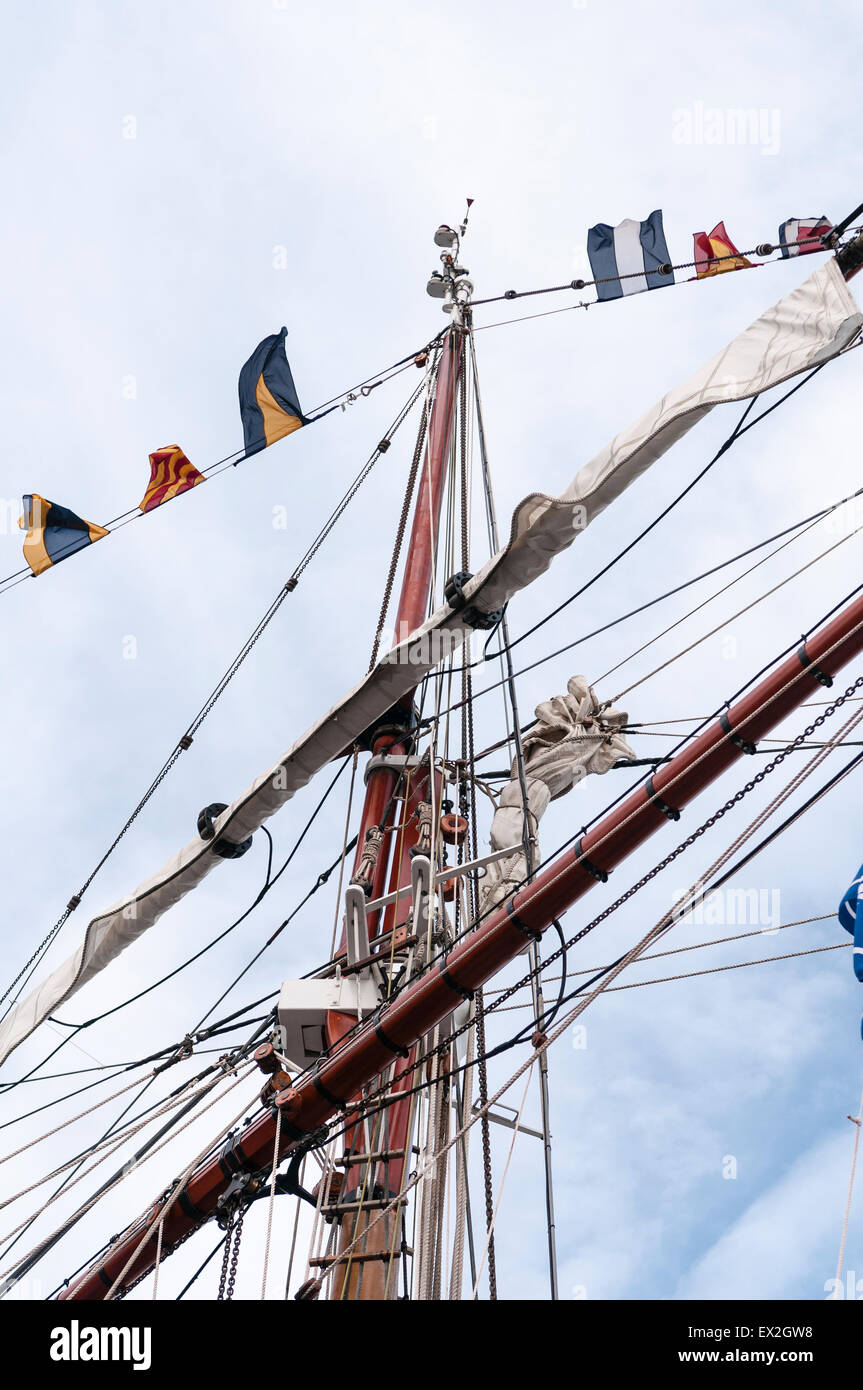 Masts and rigging from a Tall Ship Stock Photo - Alamy
