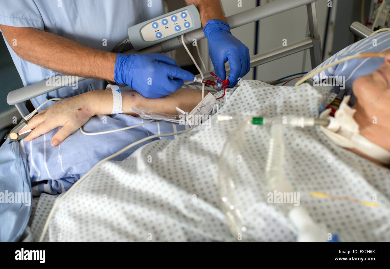 медсестра интенсивной терапии. пациенты интенсивной терапии. реанимация коронавирус. реанимация больной. реанимация больной.