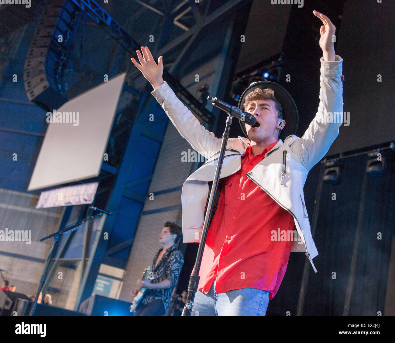 Milwaukee, Wisconsin, USA. 3rd July, 2015. Singer JAKE ROCHE (R) and ...