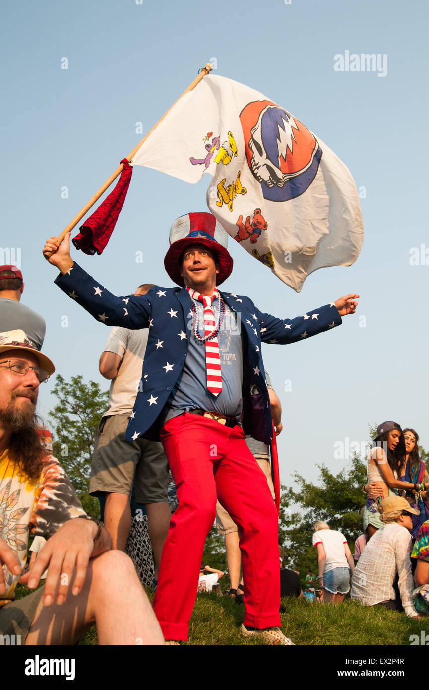 Chicago, Illinois, USA. 4th July, 2015. A Dead fan waves a Grateful ...