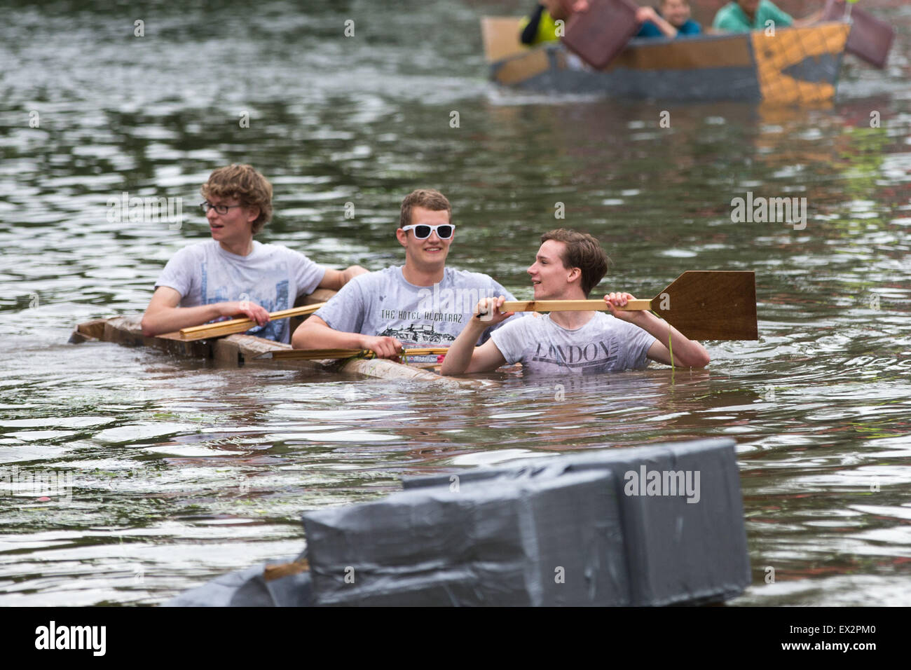 Cambridge University students on the River Cam taking part in Suicide  Sunday cardboard boat race to celebrate the end of exams Stock Photo - Alamy