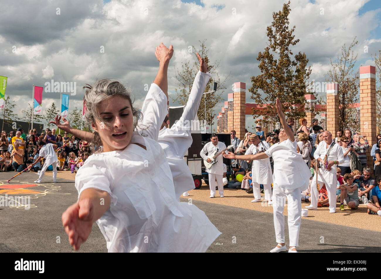 London, UK.  5 July 2015.  On the final day of the capital's Greenwich and Docklands International Festival 2015 and, in reinvention of India's traditional Holi festival, Artonik's dancers and musicians presented The Colour of Time.  They led a choreographed parade through the Olympic Park towards a huge finale, where brilliant shades of gulal powder were thrown into the air in a joyful celebration. Credit:  Stephen Chung / Alamy Live News Stock Photo