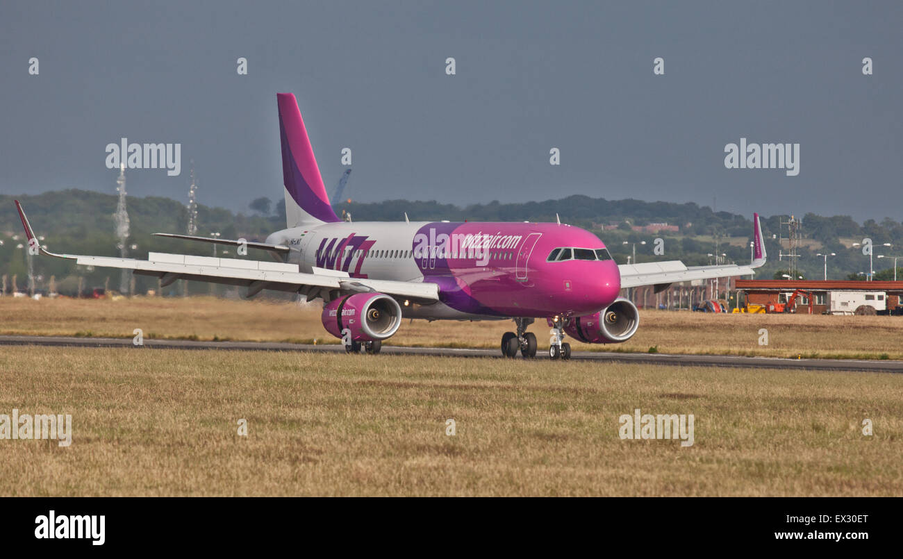 Wizz Air Airbus a320 HA-LWX landing at London-Luton Airport LTN Stock ...
