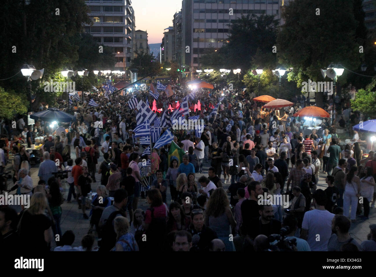 Athens. 5th July, 2015. Supporters of the No vote react after the result of the referendum at Syntagma square in Athens, July 5, 2015. Greek citizens rejected the lenders June 25 proposal for a reforms-for-cash deal with 61.5 percent of votes against 38.5 percent, with 88 percent of the votes counted, according to the latest data released by the Interior Ministry. Voters' participation exceeded the 61 percent. Credit:  Marios Lolos/Xinhua/Alamy Live News Stock Photo