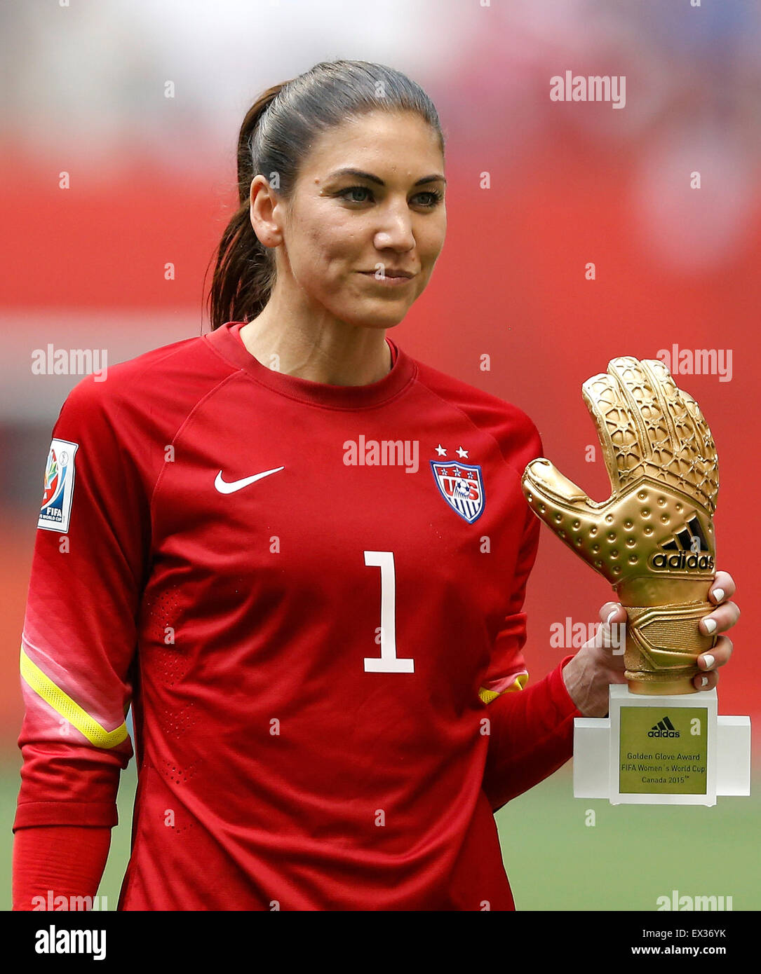 Vancouver, Canada. 05th July, 2015. Hope Solo, goalie of the United States, shows her golden glove award during the awarding ceremony for the FIFA Women's World Cup 2015 at BC Place Stadium in Vancouver, Canada on July 5, 2015. Credit:  Xinhua/Alamy Live News Stock Photo