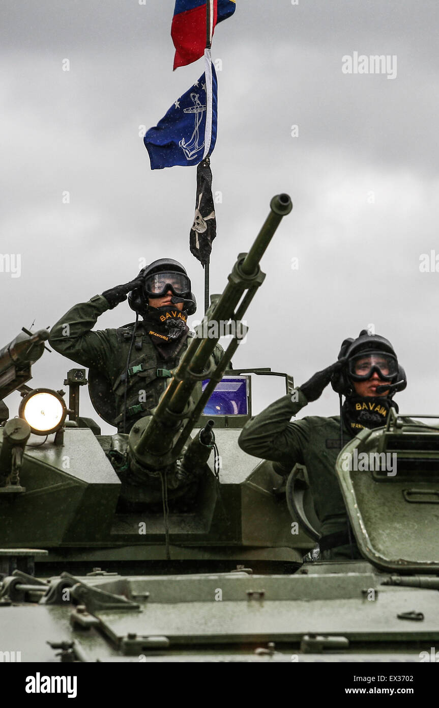 Caracas, Venezuela. 5th July, 2015. Soldiers of the Venezuelan National Armed Forces salute as they participate in a parade to celebrate the 204th anniversary of Venezuela's independence, in Caracas, Venezuela, on July 5, 2015. Credit:  Boris Vergara/Xinhua/Alamy Live News Stock Photo