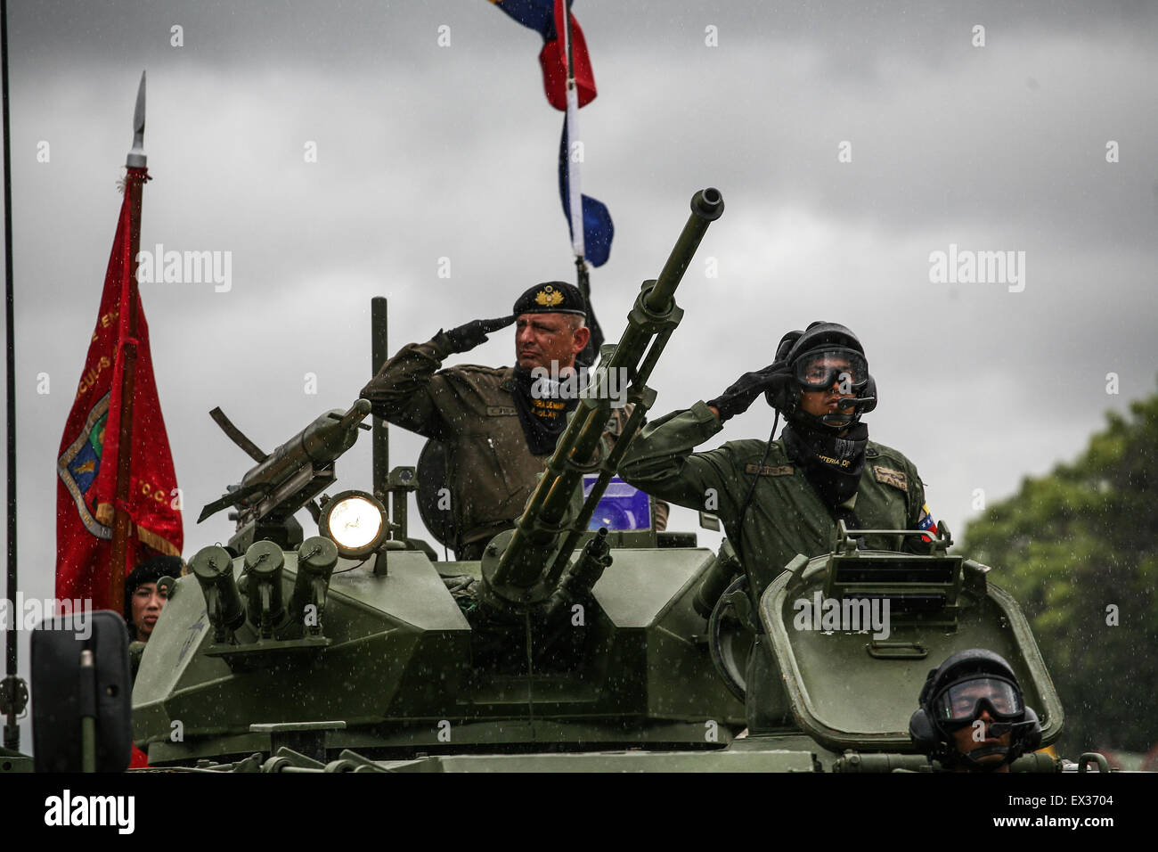 Caracas, Venezuela. 5th July, 2015. Soldiers of the Venezuelan National Armed Forces salute as they participate in a parade to celebrate the 204th anniversary of Venezuela's independence, in Caracas, Venezuela, on July 5, 2015. Credit:  Boris Vergara/Xinhua/Alamy Live News Stock Photo