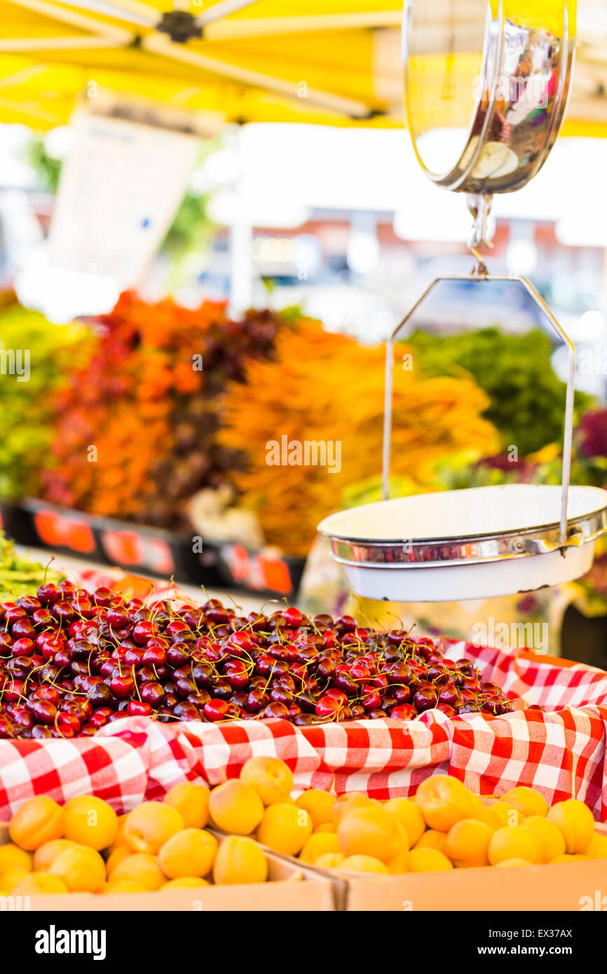 Fresh organic produce at the local farmers market Stock Photo - Alamy