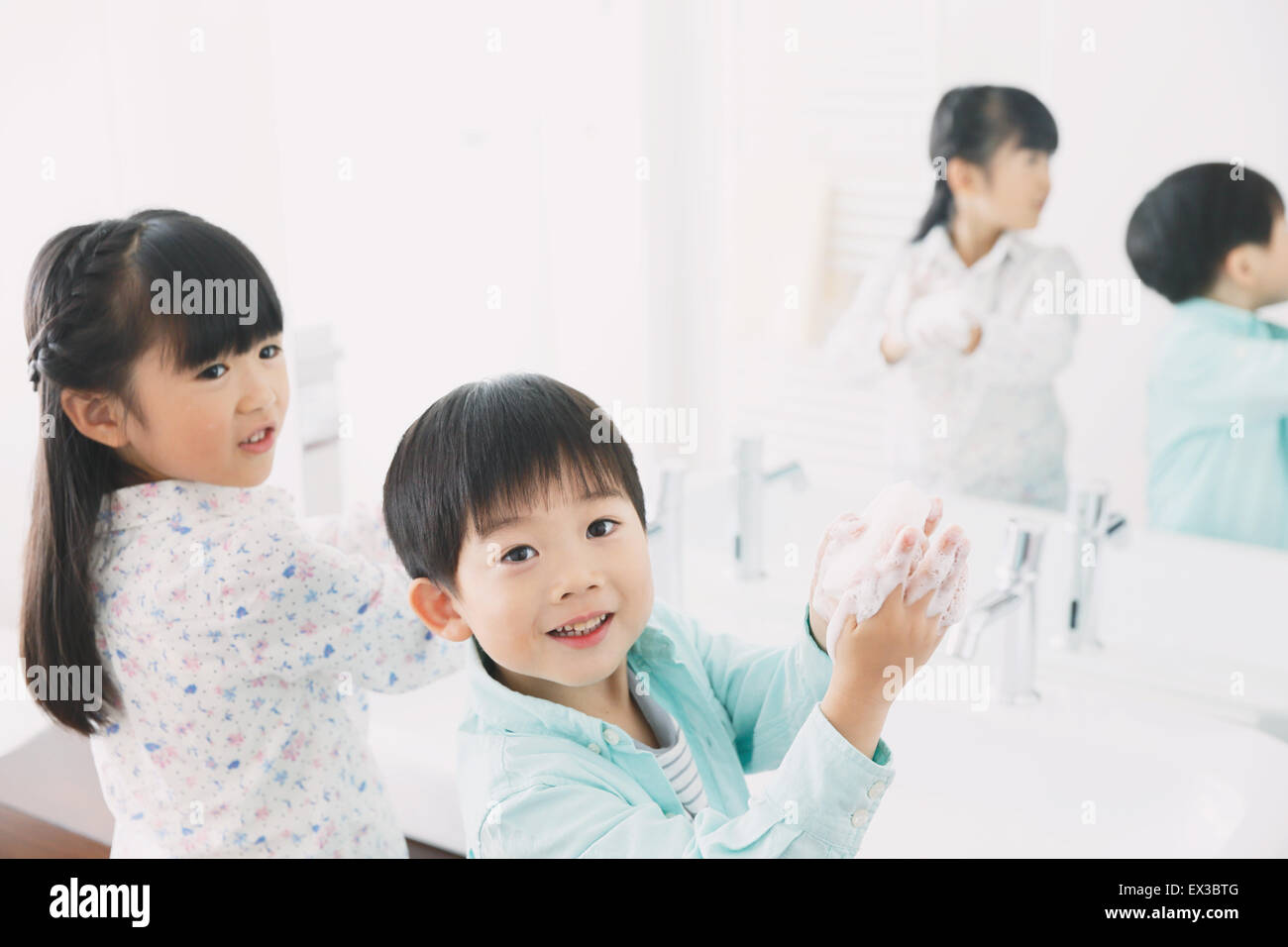 Japanese kids washing hands in the bathroom Stock Photo Alamy