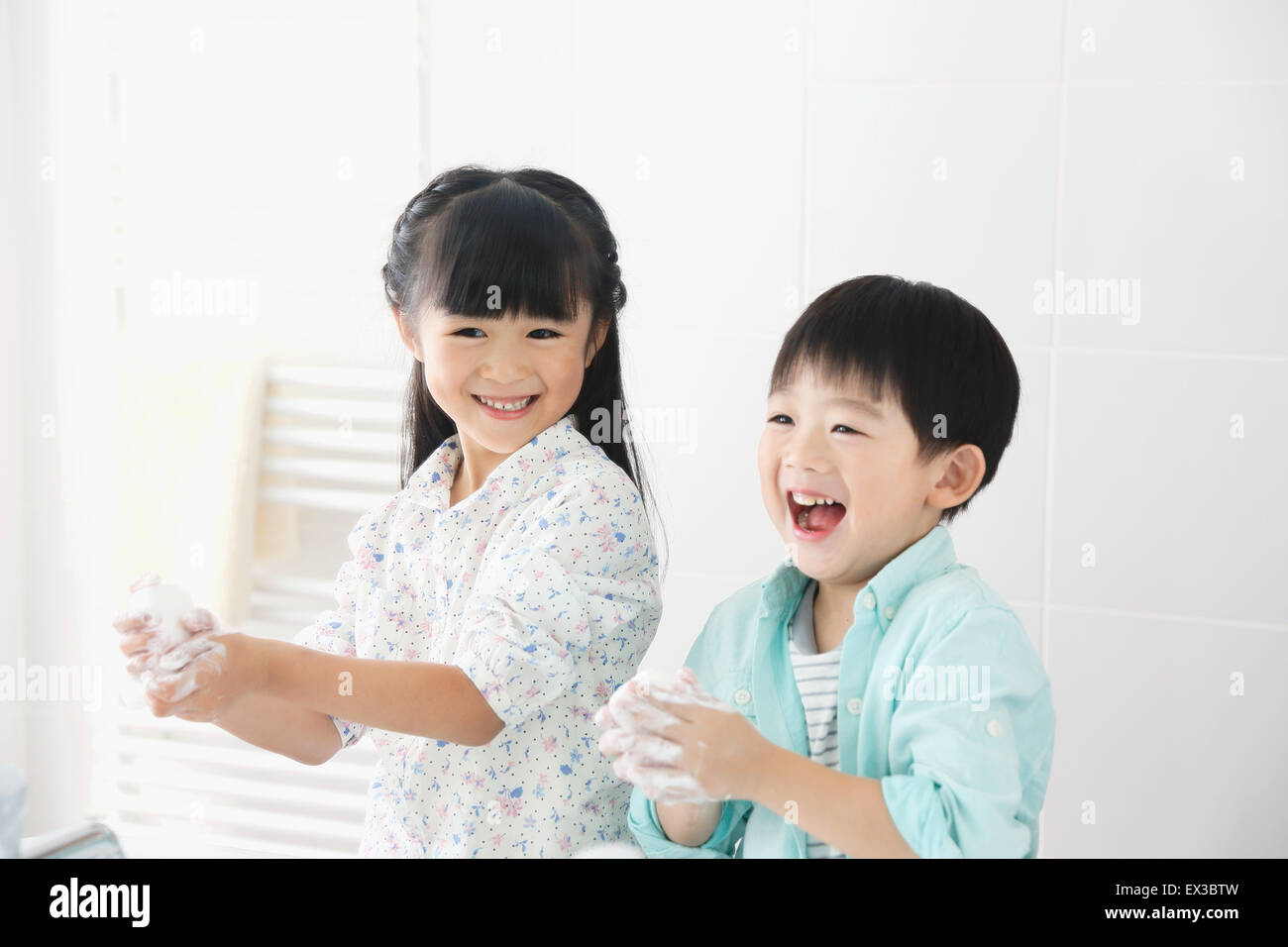 Japanese kids washing hands in the bathroom Stock Photo Alamy