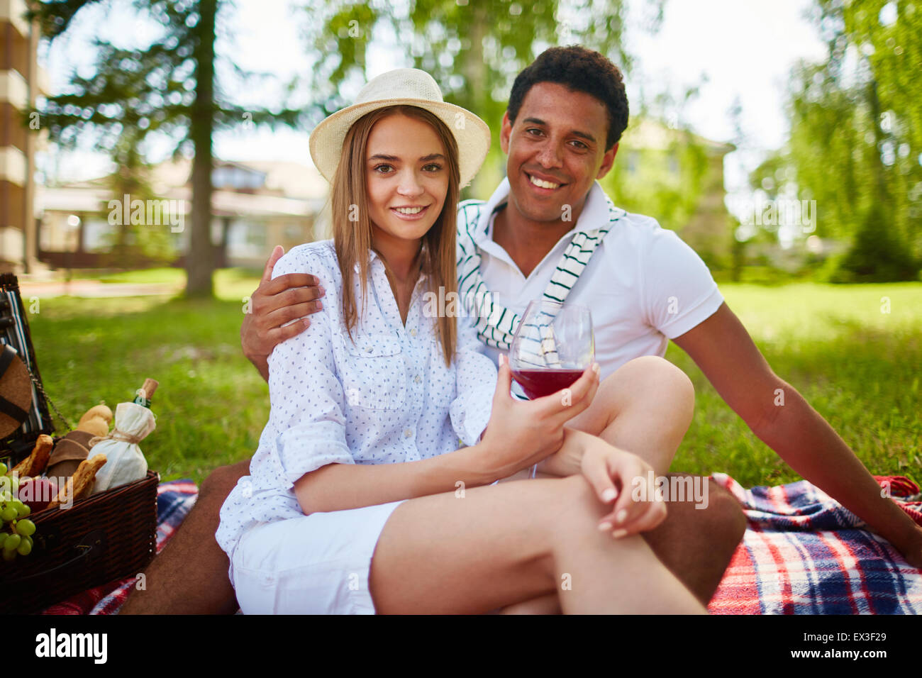 Happy dates enjoying picnic in park Stock Photo - Alamy